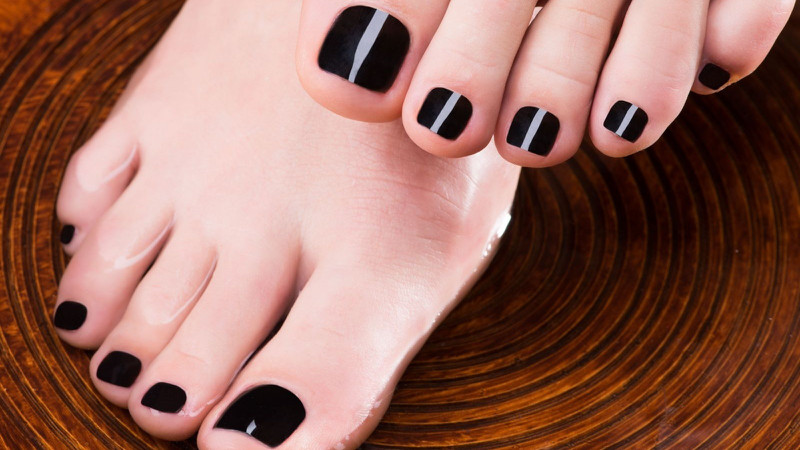Người phụ nữ đang sơn móng chân tại tiệm nail, đặt ra câu hỏi mẹ cho con bú sơn móng tay được không