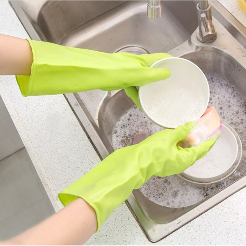Người phụ nữ đeo găng tay bảo hộ khi làm việc nhà, giữ cho móng tay luôn khỏe mạnh