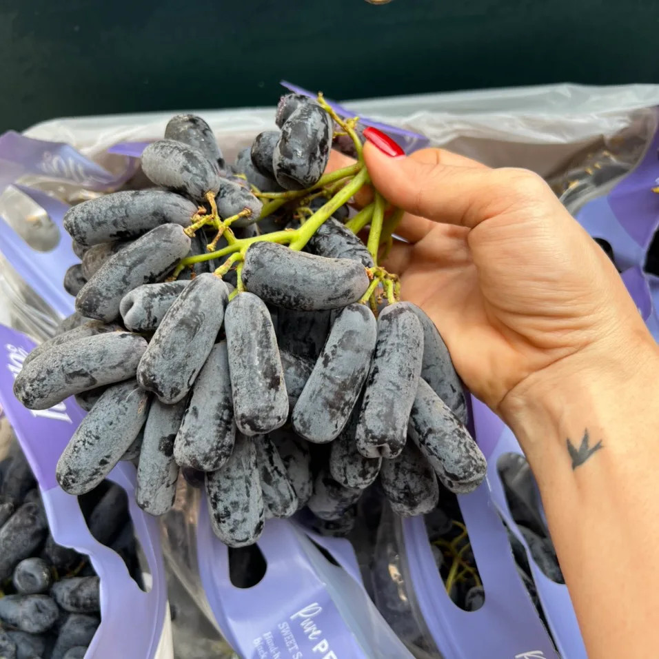 Khám phá hương vị độc đáo của **nho móng tay Úc** Nho là loại trái cây giàu chất chống oxi hóa