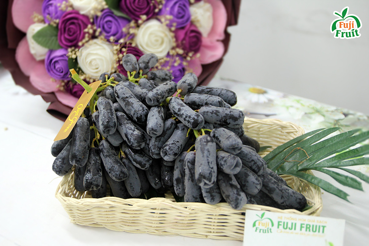 Nho móng tay Mỹ tươi ngon trên đĩa trắng, minh họa giá nho móng tay bao nhiêu tiền