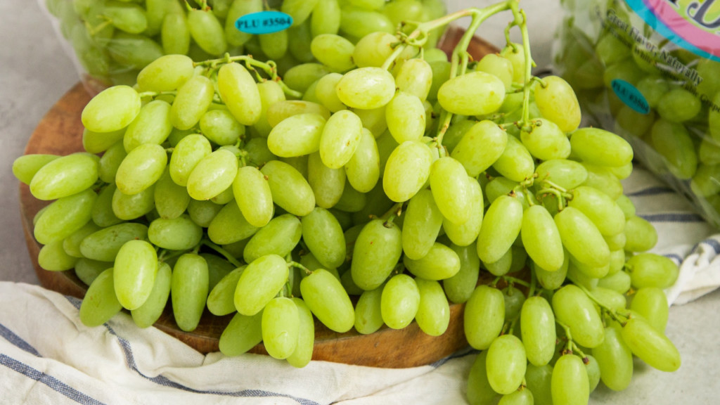 Những quả nho móng tay xanh được rửa sạch, sẵn sàng cho việc thưởng thức, biểu tượng cho nguồn dinh dưỡng dồi dào.
