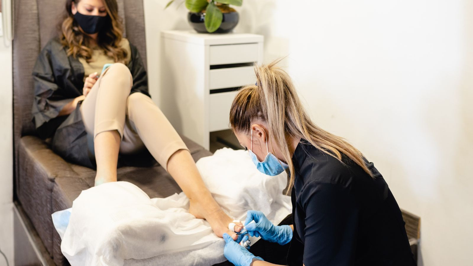 Nội thất sang trọng của tiệm nail với ghế bọc nệm và đèn trang trí, gợi ý cho tên tiệm nail tiếng Anh cao cấp