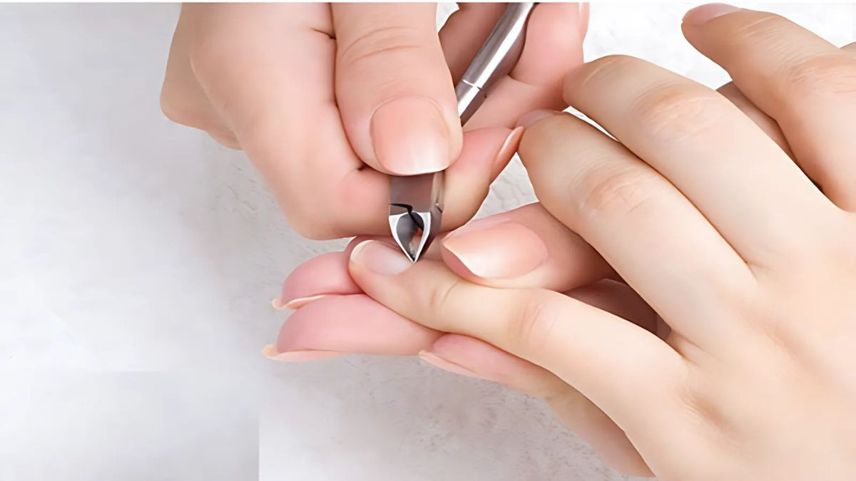 Nữ sinh suy tư về việc cắt móng tay trước kỳ thi quan trọng