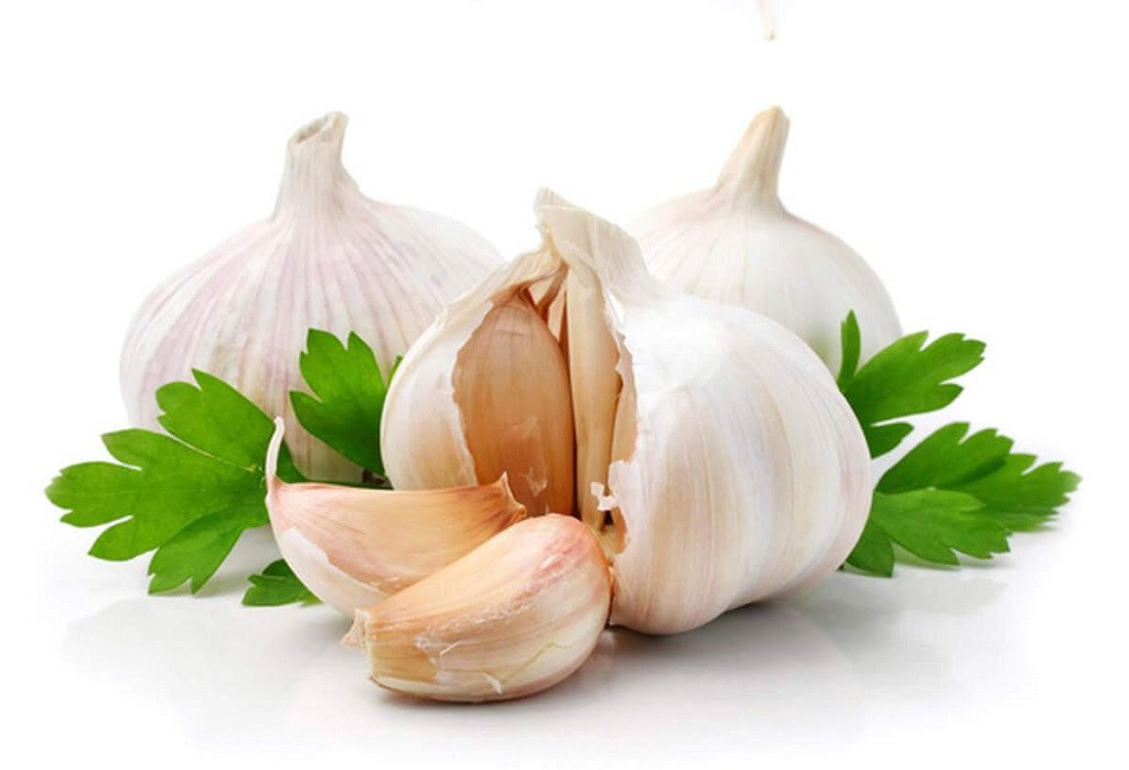 Nước ép tỏi được dùng để xoa bóp móng tay, bí quyết để nuôi móng tay khỏe mạnh và nhanh dài.