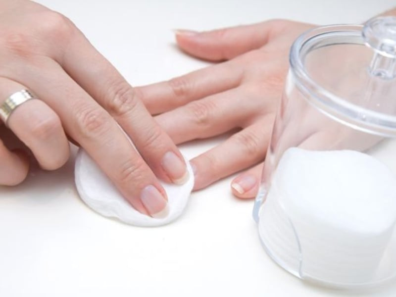 Nước rửa móng vệ sinh sạch sẽ trước khi làm nail