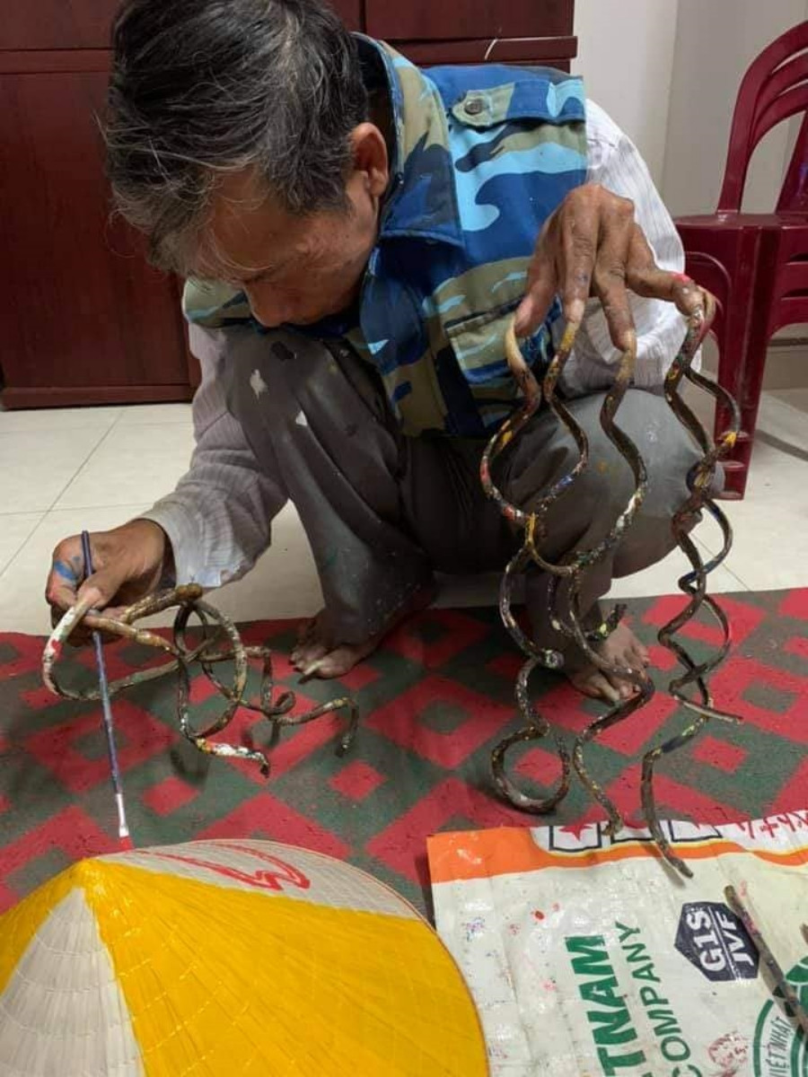 Ông Huyền đang làm việc nghệ thuật với đôi tay sở hữu móng tay dài 1m