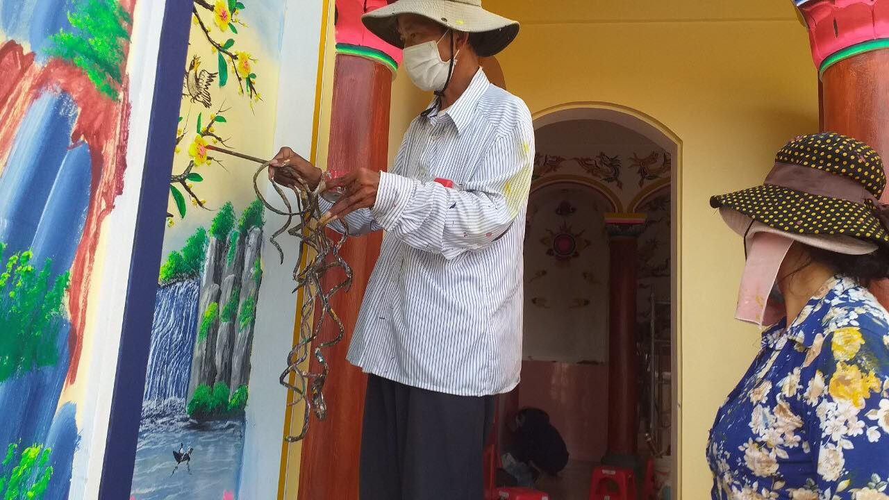 Ông Lưu Công Huyền với bộ móng tay dài kỷ lục của Việt Nam