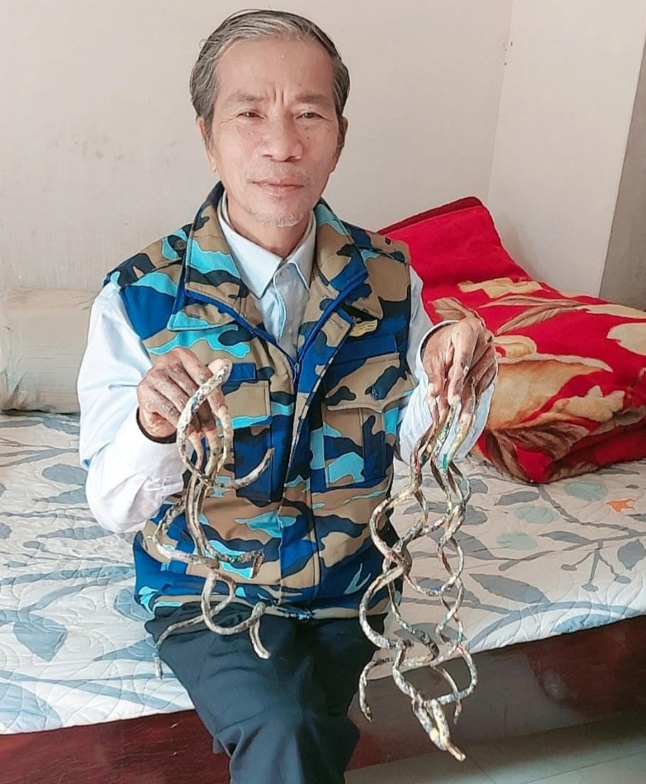Ông Lưu Công Huyền với móng tay dài 1m và biểu cảm tự hào