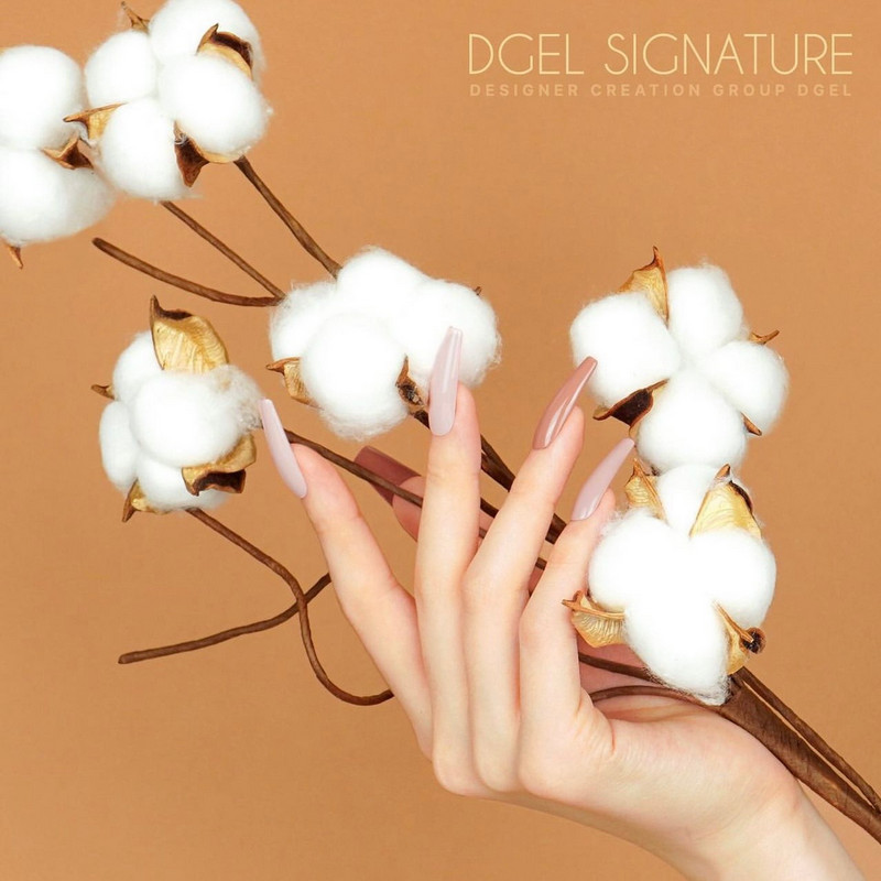 Phối đồ cùng nail màu nâu vàng hài hòa, thanh lịch