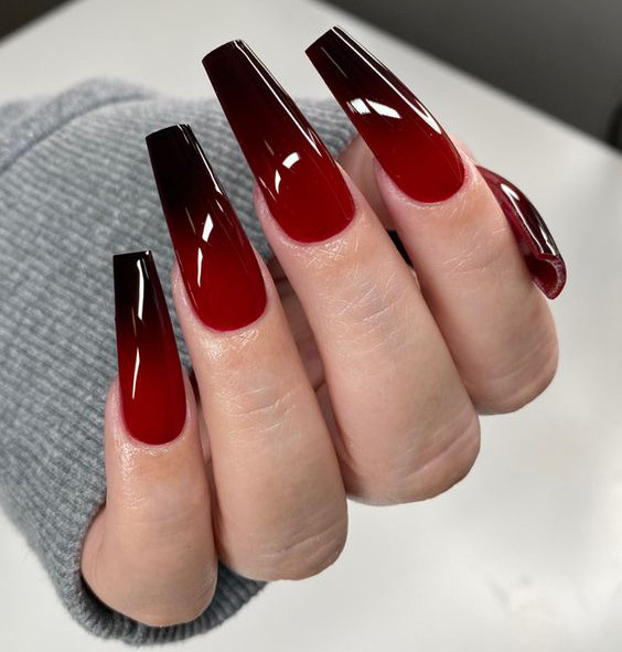 Phong cách nail ombre đỏ mận kết hợp màu đen hiện đại