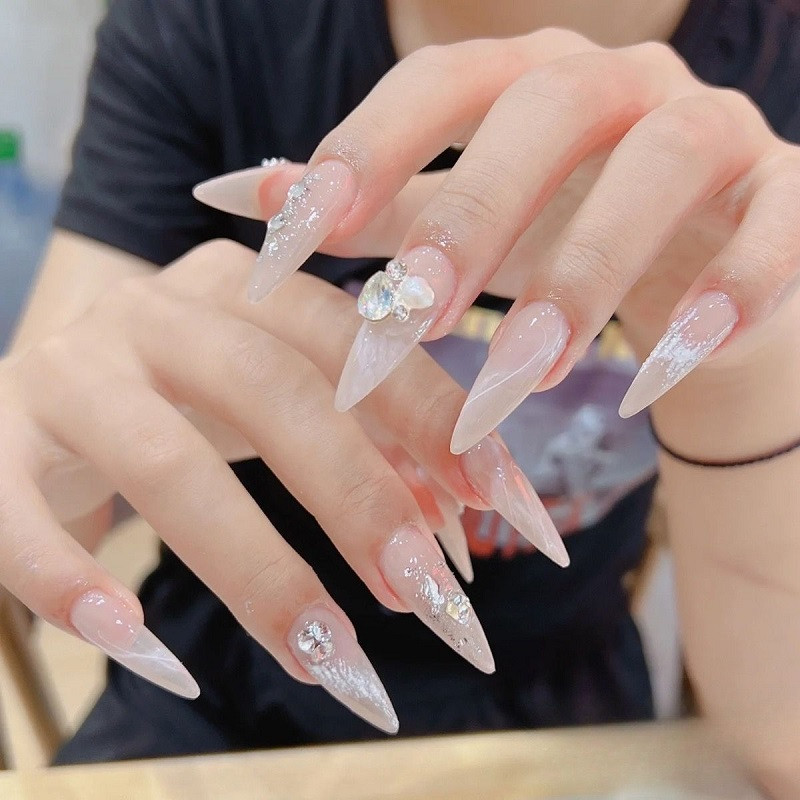 Phong cách tiểu thư điệu đà được toát qua mẫu nail đi đám cưới trong suốt này