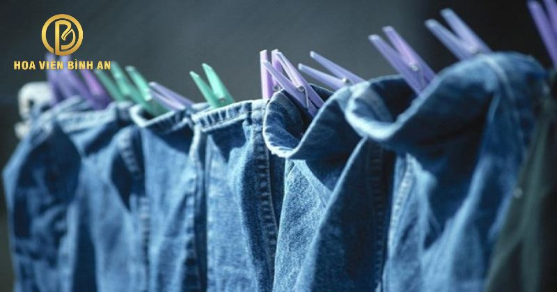 Quần áo đang phơi ngoài trời vào buổi tối trong tháng cô hồn