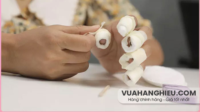 Quấn bông tẩm acetone và giấy bạc giúp làm sạch keo dán móng tay giả
