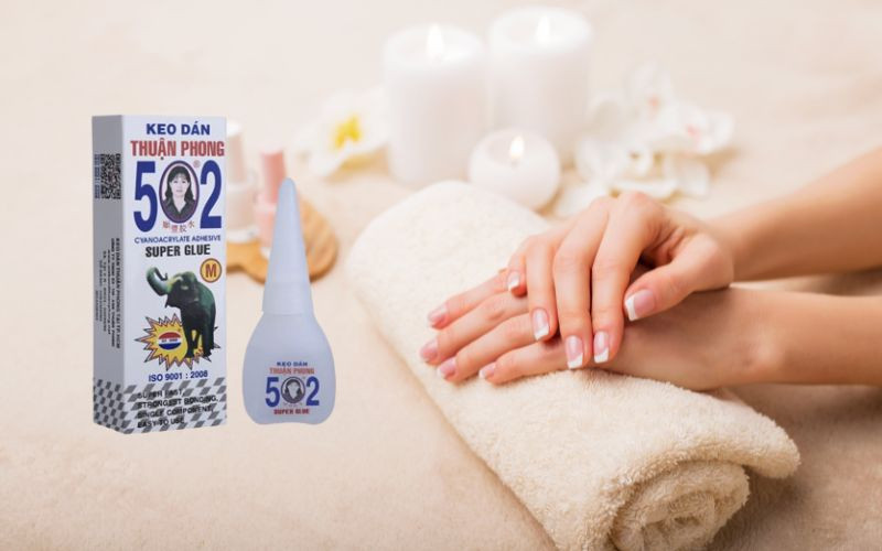Quy trình cẩn thận khi áp dụng keo 502 lên móng giả, nhấn mạnh sự an toàn khi thực hiện dán móng tay tạm thời.