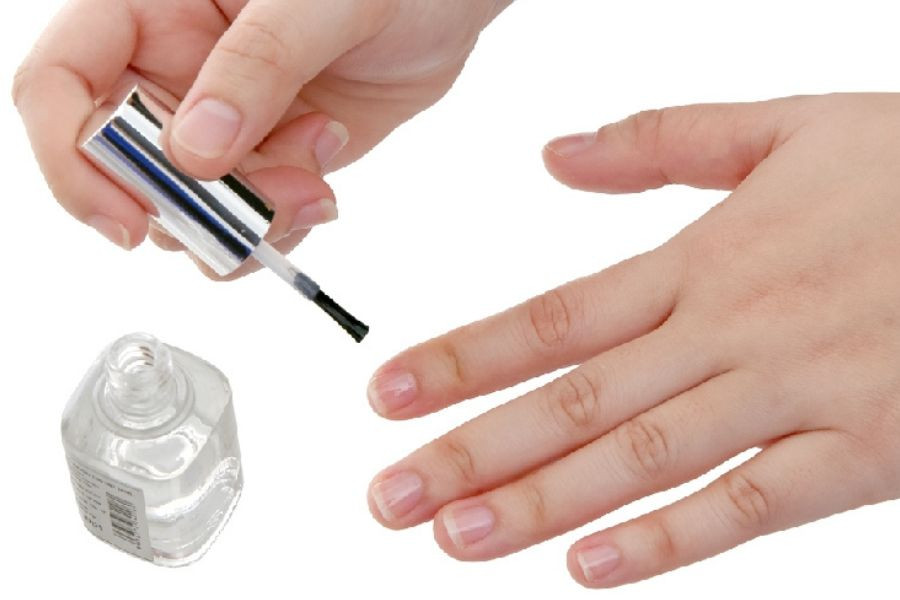 Quy trình sơn dưỡng móng tay thật bảo vệ trước khi gắn móng giả bằng ống hút