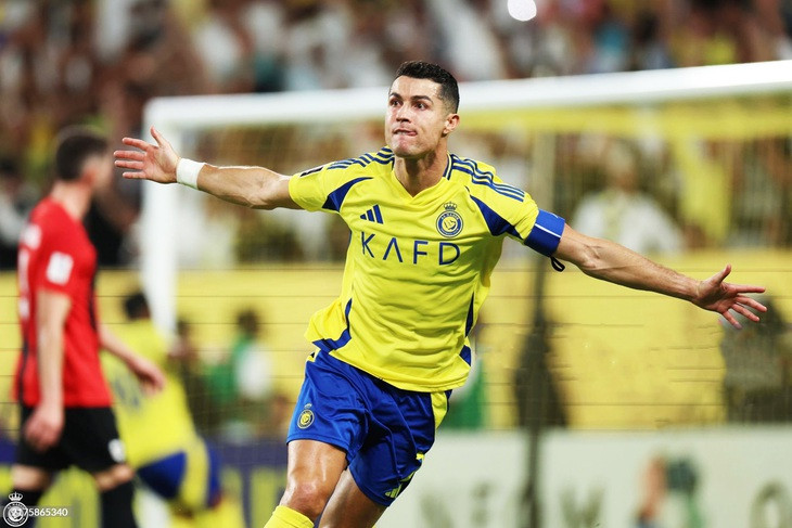 Ronaldo và đội ngũ y tế chăm sóc cơ thể, bao gồm việc bảo vệ móng chân đen