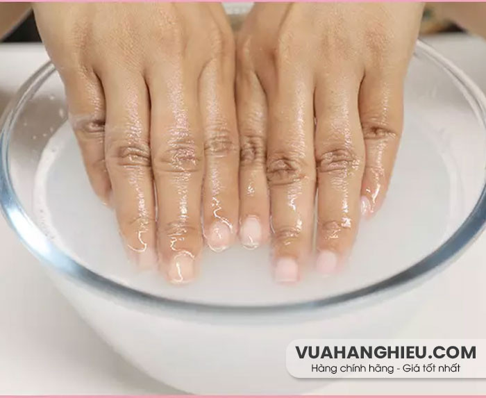 Rửa móng tay trong nước xà phòng ấm giúp làm sạch keo dán móng một cách an toàn