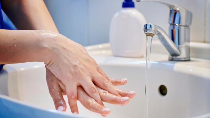 Rửa tay bằng xà phòng giúp ngăn ngừa vi khuẩn xâm nhập và hoại tử móng tay