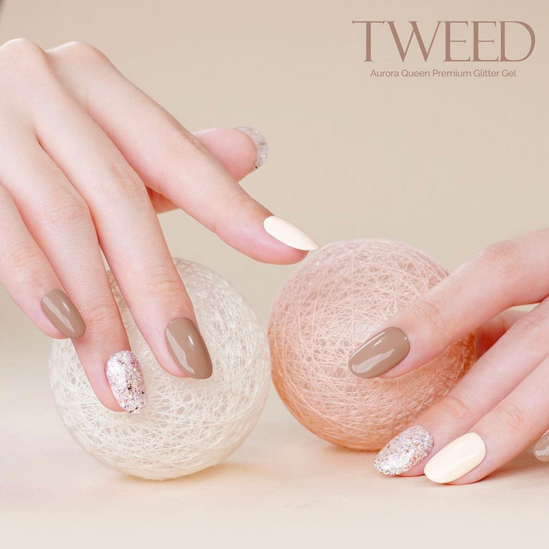 Sắc sơn móng tay màu nâu vàng dịu nhẹ tôn da trắng sáng