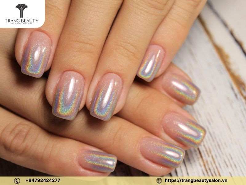 Sơn bóng để tạo hiệu ứng lung linh cho móng tay