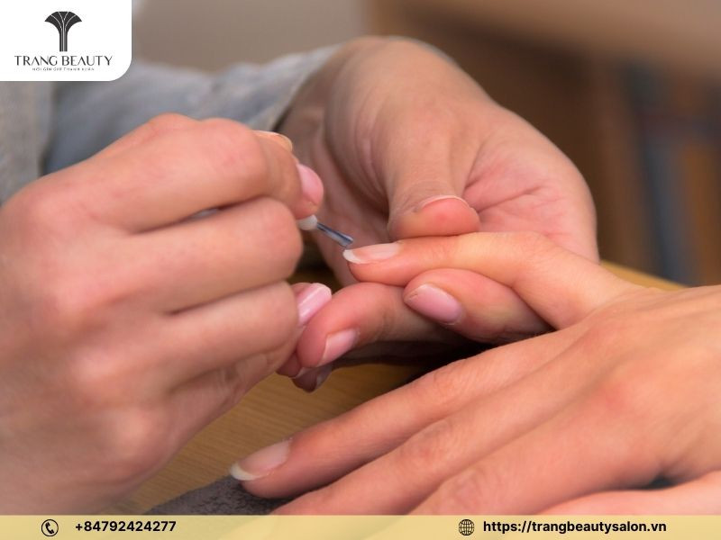 Sơn chồng 2-3 lớp màu để ra sắc độ như ý khi vẽ móng tay đơn giản đẹp