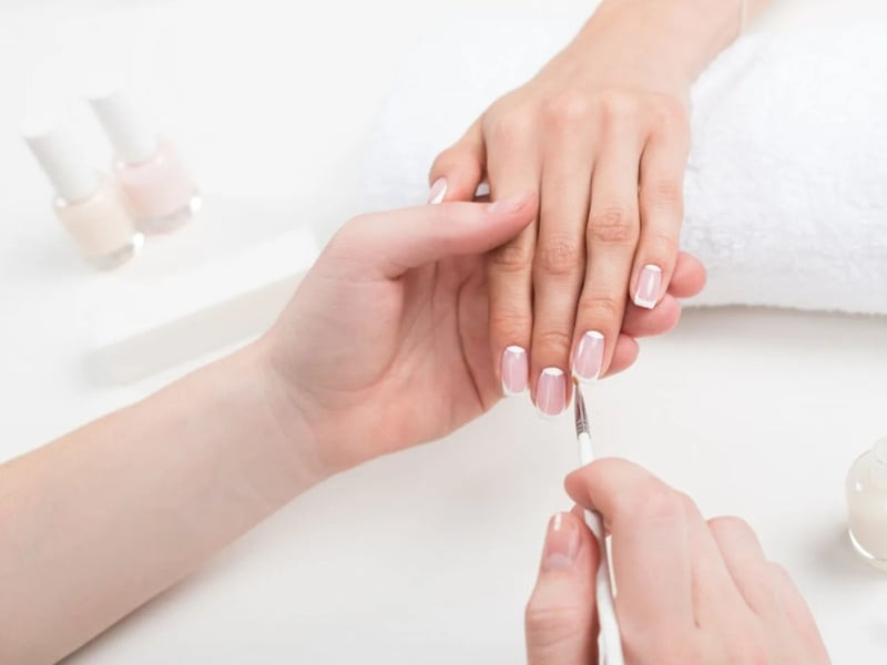 Sơn cứng móng tay bảo vệ và nuôi dưỡng móng