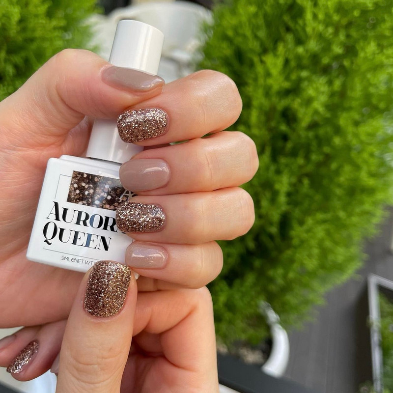 Sơn dặm giúp màu sơn móng tay màu nâu vàng lên chuẩn hơn