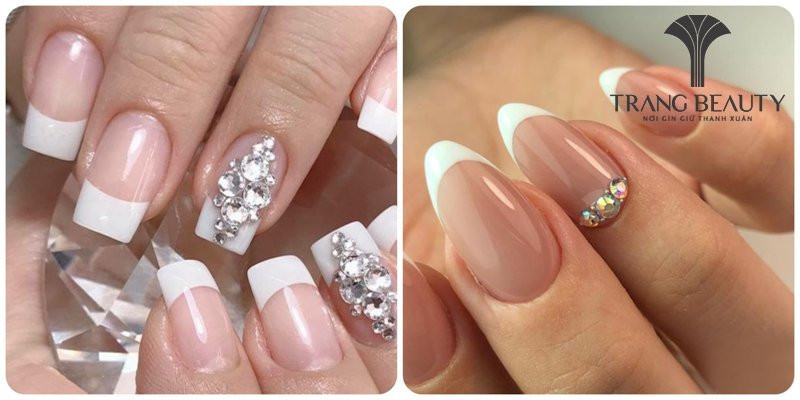 Sơn đầu móng tay trắng đính đá cầu kỳ ở chân móng, tạo điểm nhấn sang trọng