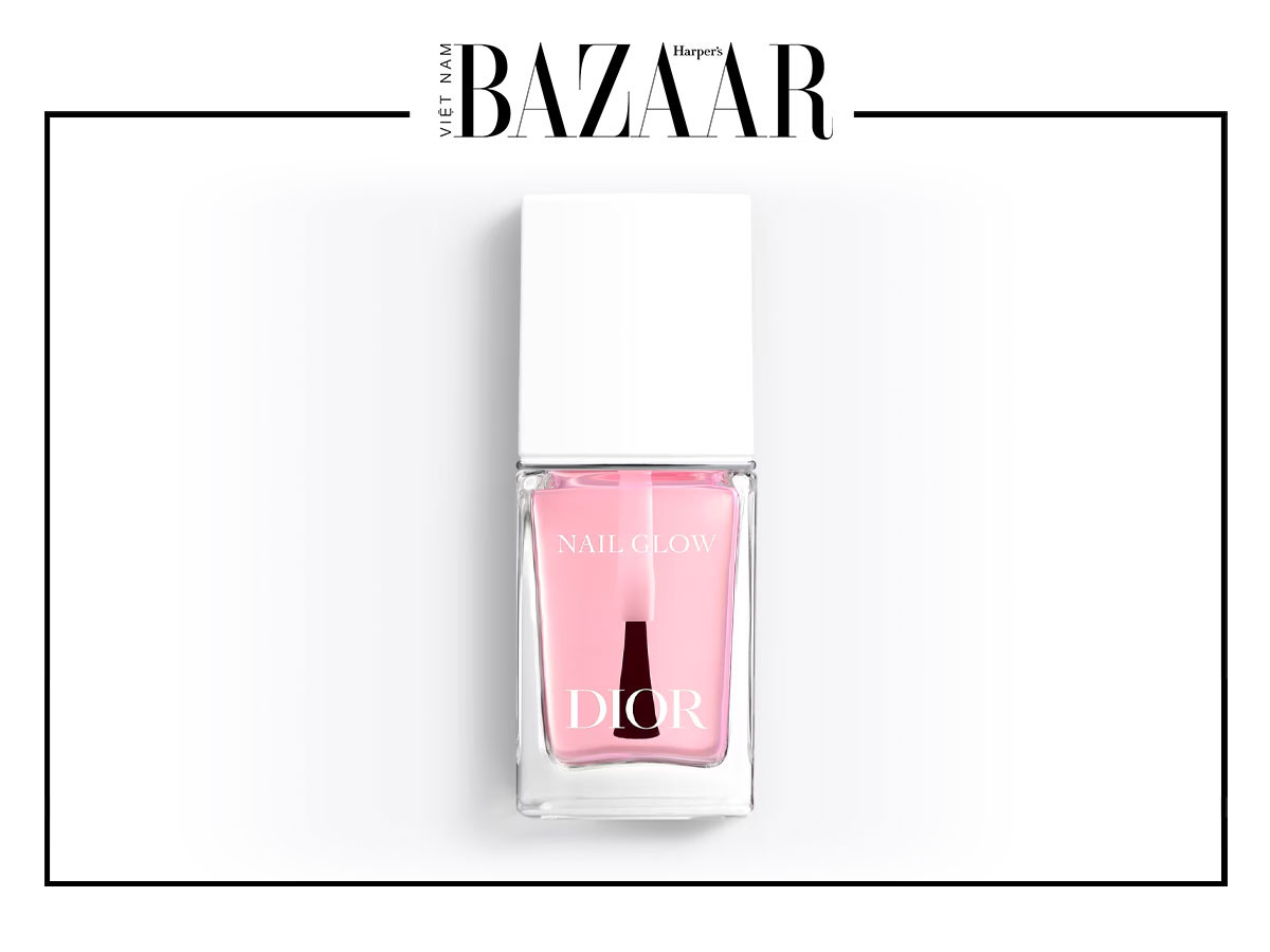 Sơn dưỡng móng Dior Nail Glow, giúp móng phục hồi và có màu sắc tự nhiên sau khi gỡ lớp sơn móng tay gel.