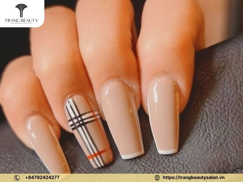 Sơn gel móng tay đẹp họa tiết Burberry thời thượng