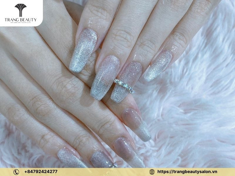 Sơn gel móng tay đẹp phủ nhũ sang chảnh
