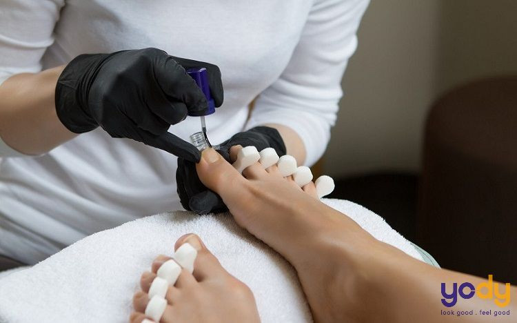 Sơn lớp cơ bản để bảo vệ móng chân