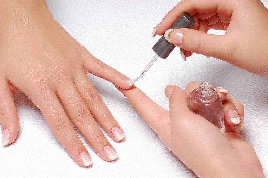 Sơn lớp dưỡng bảo vệ móng và tăng độ bền màu nâu tây