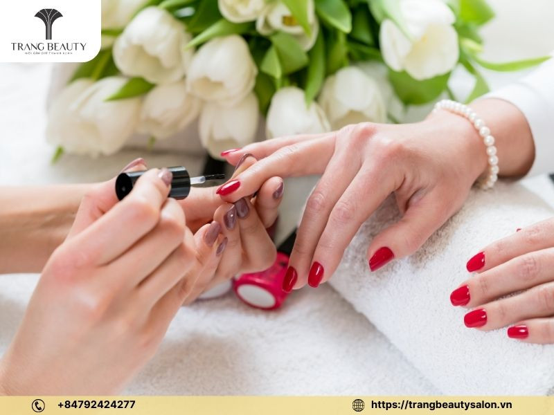 Sơn lót bảo vệ móng tay trước khi vẽ móng