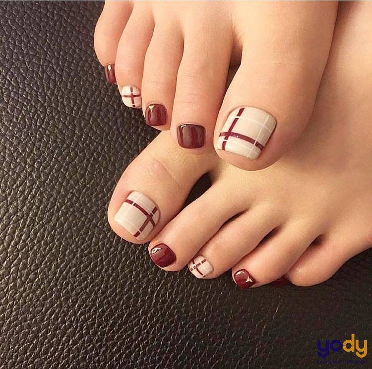 Sơn móng chân đỏ rượu kết hợp hoa văn đơn giản