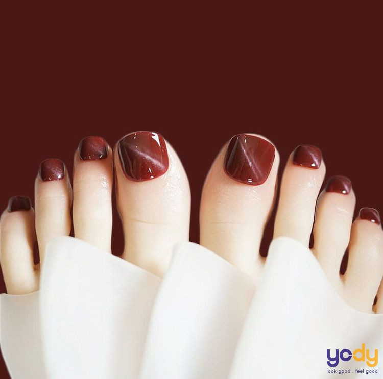 Sơn móng chân đỏ rượu kiểu mắt mèo huyền bí, cá tính