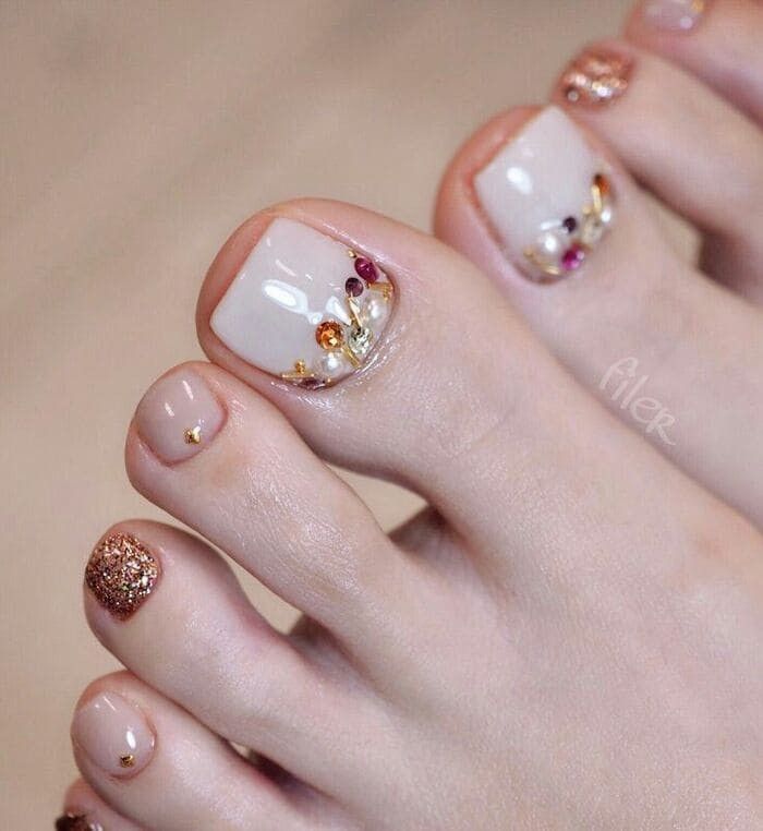 Sơn móng chân mắt mèo đẹp đính kim cương lấp lánh, đẳng cấp