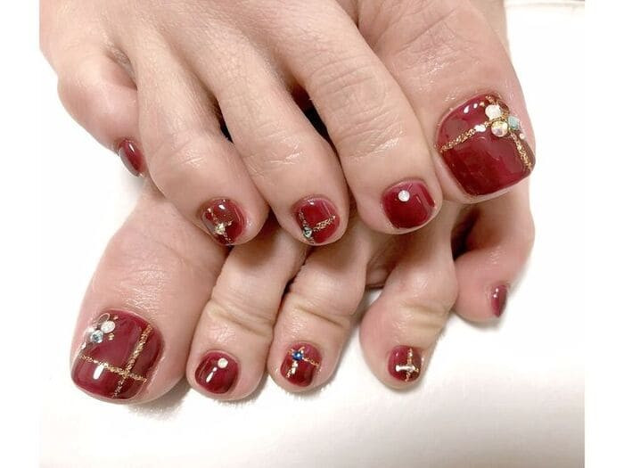 Sơn móng chân mắt mèo đẹp đỏ cherry phối ánh nhũ lấp lánh