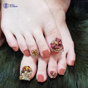 Sơn móng chân màu cam đất kết hợp đính charm độc đáo