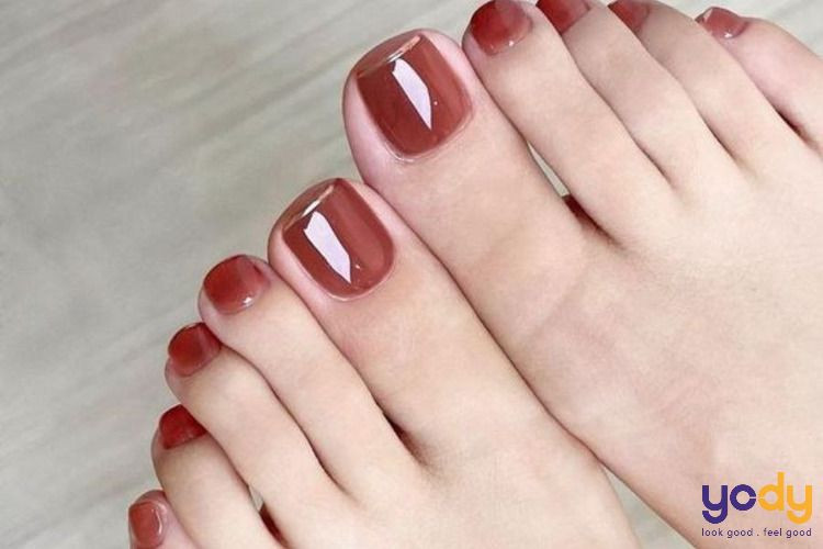 Sơn móng chân màu đỏ rượu cam đất ấm áp, thời thượng