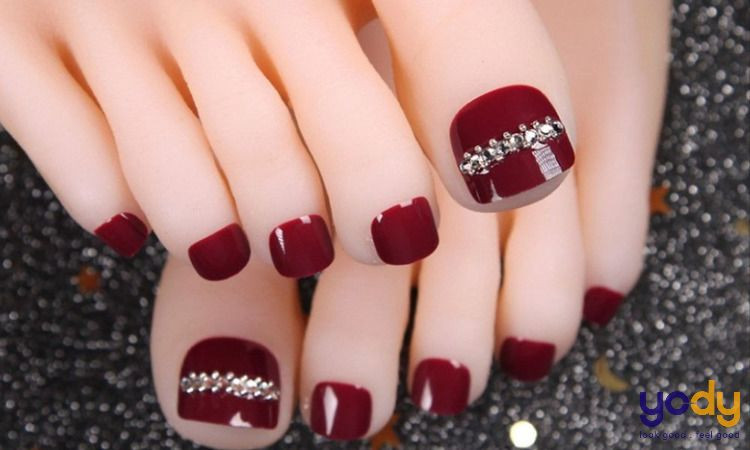 Sơn móng chân màu đỏ rượu đính đá sang trọng, quý phái