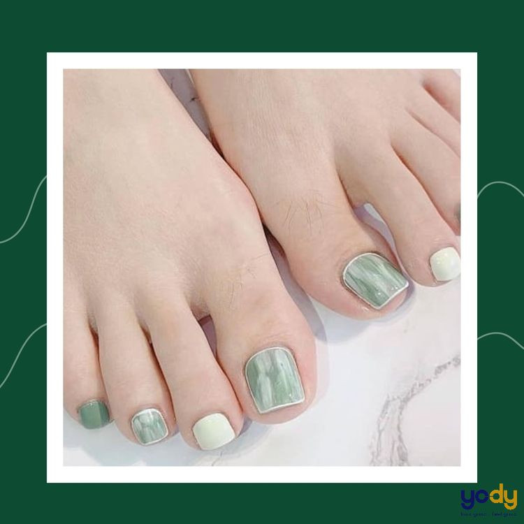 Sơn móng chân màu xanh đen Ombre hiện đại