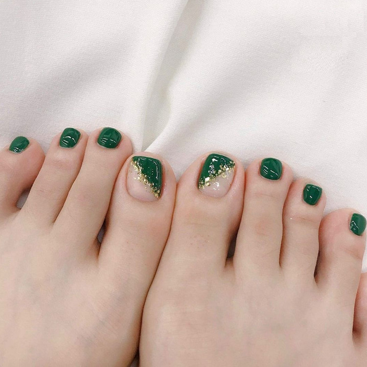 Sơn móng chân màu xanh ngọc truyền thống sang trọng