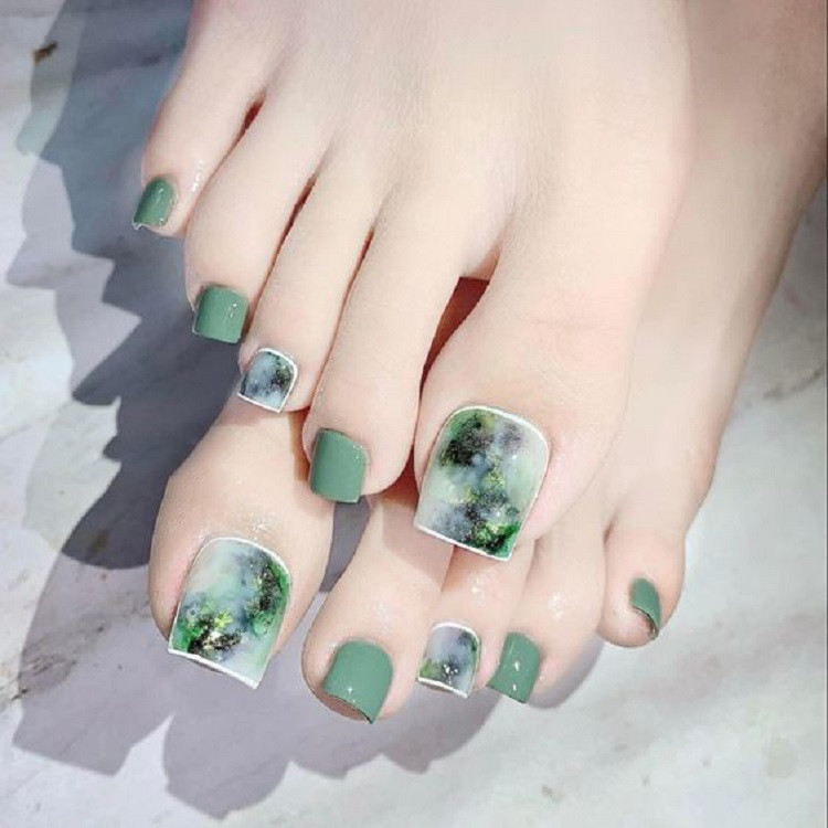 Sơn móng chân xanh ngọc họa tiết khói độc đáo