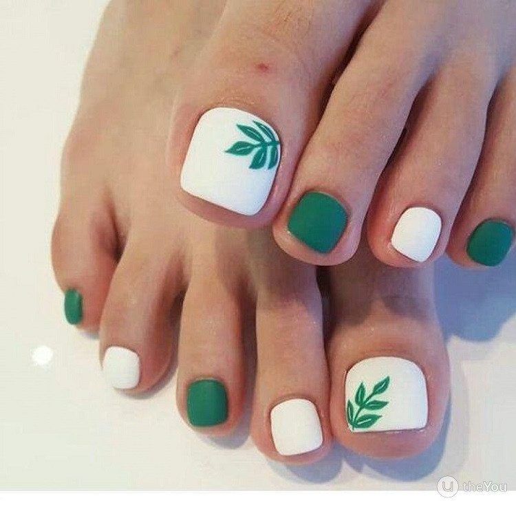 Sơn móng chân xanh ngọc kết hợp màu trắng thanh lịch