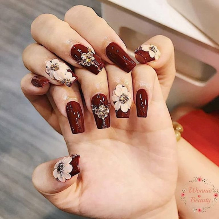 Sơn móng đỏ mận gắn đá lung linh
