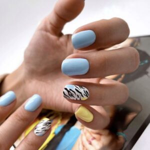 Sơn móng tay 2 màu xanh dương và vàng với họa tiết đơn giản