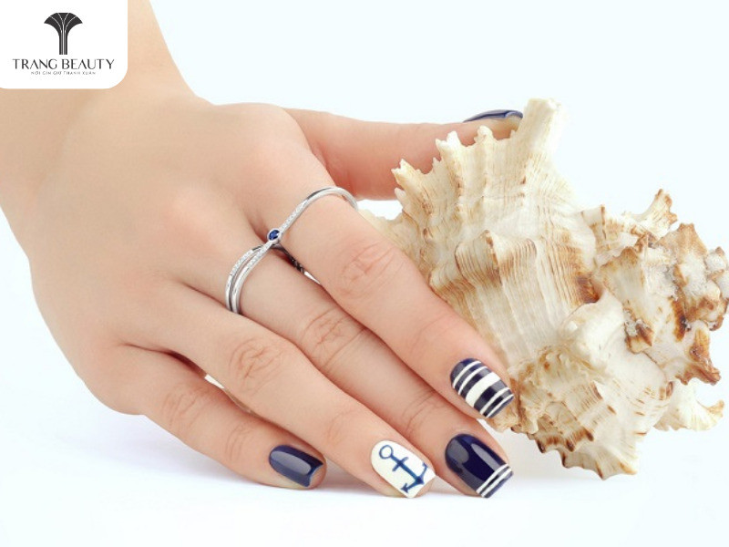 Sơn Móng Tay Đi Biển: Khám Phá Hơn 50 Mẫu Nail Đẹp Nổi Bật Mùa Hè Sơn móng tay đi biển họa tiết kẻ sọc xanh trắng phong cách thủy thủ