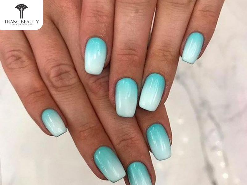 Sơn Móng Tay Đi Biển: Khám Phá Hơn 50 Mẫu Nail Đẹp Nổi Bật Mùa Hè Sơn móng tay đi biển ombre tông xanh nhạt dịu mát