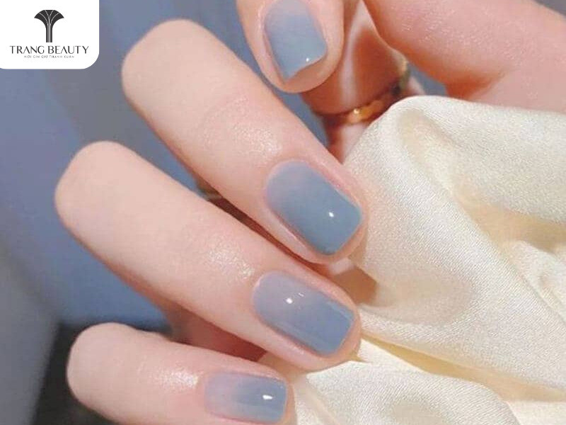 Sơn Móng Tay Đi Biển: Khám Phá Hơn 50 Mẫu Nail Đẹp Nổi Bật Mùa Hè Sơn móng tay đi biển tông xanh gel thạch trong suốt, điểm xuyết họa tiết biển
